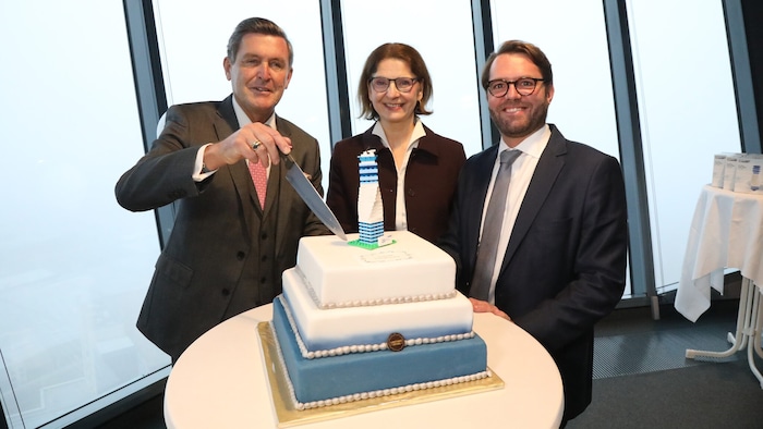 Verkehrsminister Peter Hanke (SPÖ) mit den Austro-Control-Chefs Elisabeth Landrichter und ...