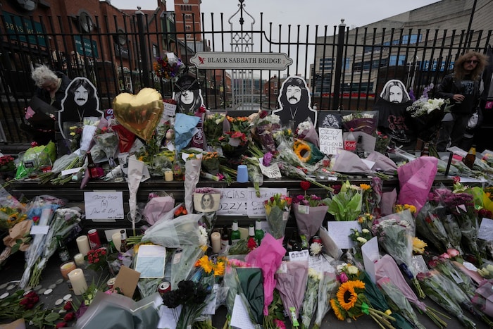 Birmingham weinte um Ozzy: An der Black-Sabbath-Brücke türmten sich Blumen – Fans trauererten um ...
