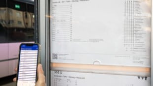 An den Haltestellen lässt sich künftig nicht nur der aktuelle Fahrplan einsehen, sondern auch ...