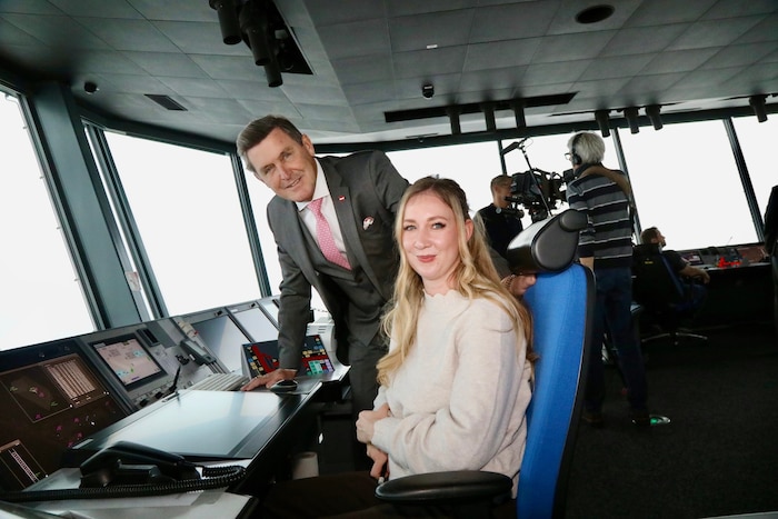 Verkehrsminister Peter Hanke war auf Betriebsbesuch am Tower am Flughafen Wien-Schwechat. Hier ...