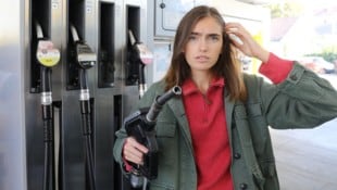 Selbstbedienung: Den netten Tankwart, der auch mal einen Blick unter die Motorhaube wirft und ...