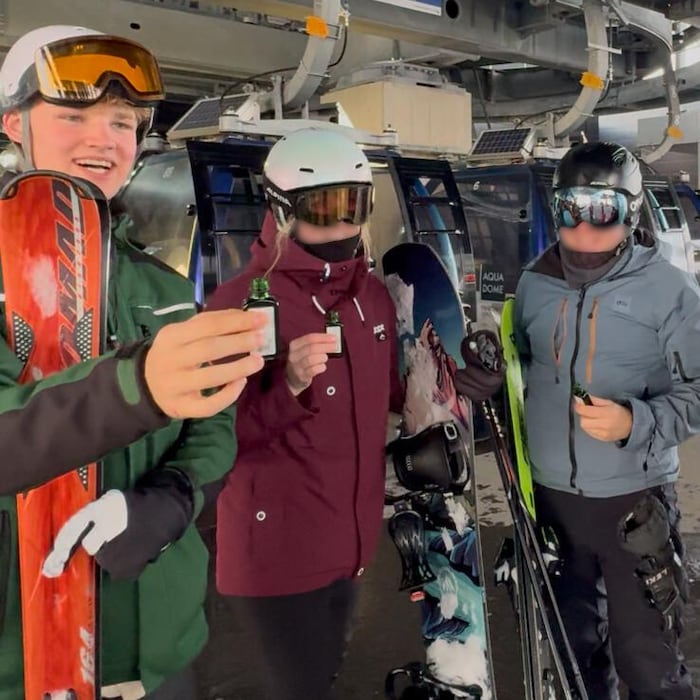 Viele erkennen Captain Shark wieder und machen mit ihm Fotos.