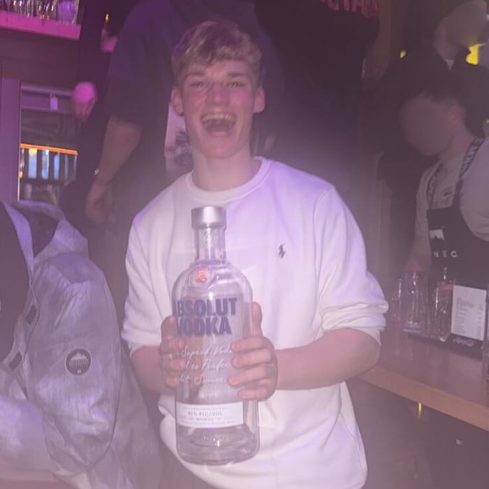 Der Influencer beteuert, dass er keine Unterkunft hat und seine Inhalte nicht gestellt sind. ...