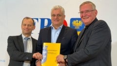 Von links: Jörg Hausberger, LR Martin Antauer und Mediziner Hannes Strasser mit dem ...