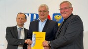 Von links: Jörg Hausberger, LR Martin Antauer und Mediziner Hannes Strasser mit dem ...