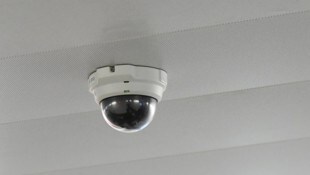 Die Bilder einer Überwachungskamera führten zu den Verdächtigen (Symbolbild).
