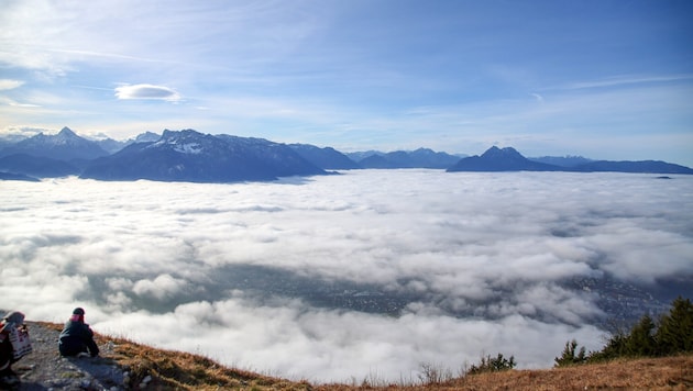Blick vom Gaisberg auf Salzburg im Nebel.
