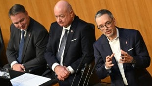 Flankieren Kanzler Stocker: Babler (links), Kickl (rechts)