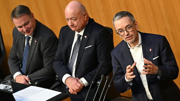 Flankieren Kanzler Stocker: Babler (links), Kickl (rechts)
