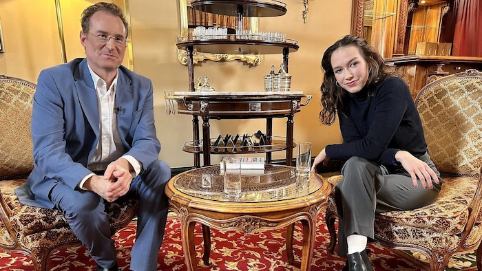 Lena Schilling und Gerald Fleischmann im Wiener Grand Hotel bei den Dreharbeiten zum ...