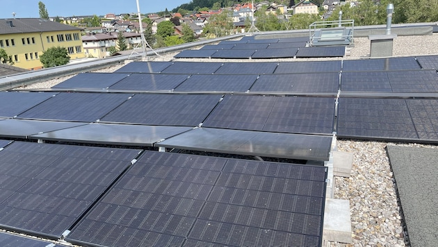 Statt auf versiegelten Flächen sollen neben der A1 und der A10 sogenannte Agri-PV-Anlagen auf ...