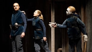 Tareq Nazmi als Rocco und Malin Byström als Leonore – mit Puppe.