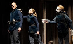 Tareq Nazmi als Rocco und Malin Byström als Leonore – mit Puppe.