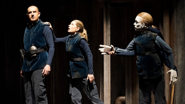 Tareq Nazmi als Rocco und Malin Byström als Leonore – mit Puppe.