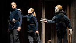 Tareq Nazmi als Rocco und Malin Byström als Leonore – mit Puppe.