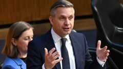 Wirtschaftsminister Wolfgang Hattmannsdorfer warnte vor zu viel Alarmismus.