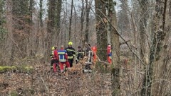 Die Einsatzkräfte zogen die Frau aus dem Wasser, für sie kam jede Hilfe zu spät.