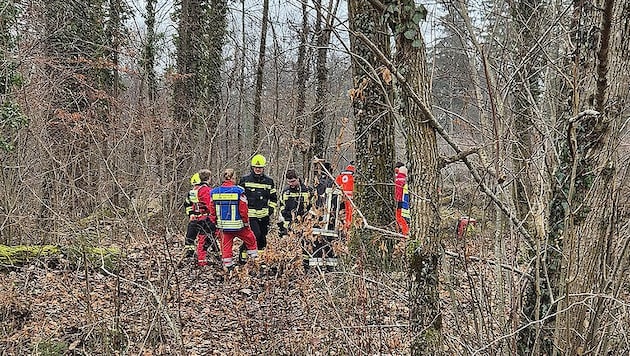 Die Einsatzkräfte zogen die Frau aus dem Wasser, für sie kam jede Hilfe zu spät.