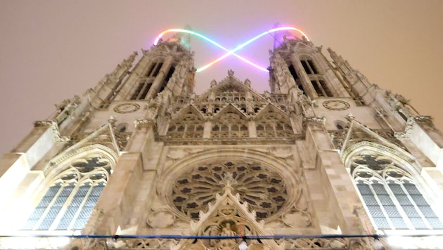 Die geschwungene, liegende Acht steht für Unendlichkeit, abgeleitet vom lat. „infinitas“.