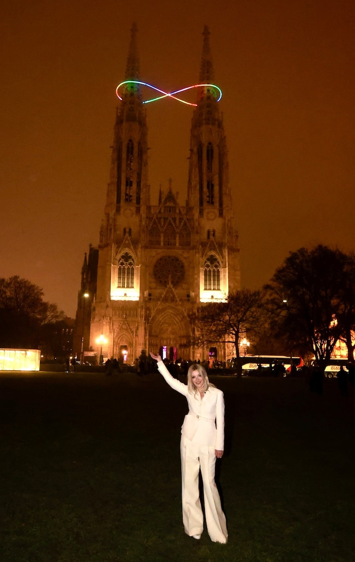 Billi Thanner vor ihrem Kunstprojekt