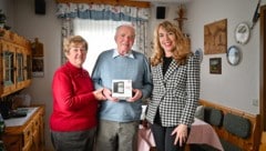 Emporia-Chefin Eveline Pupeter (re.) brachte Mathilde und Leo Sattler persönlich das neue Handy.