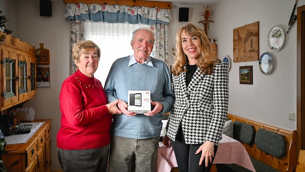 Emporia-Chefin Eveline Pupeter (re.) brachte Mathilde und Leo Sattler persönlich das neue Handy.