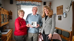 Emporia-Chefin Eveline Pupeter (re.) brachte Mathilde und Leo Sattler persönlich das neue Handy.