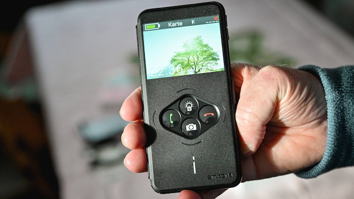 Das neue Smartphone des Paares ist ganz einfach zu bedienen.