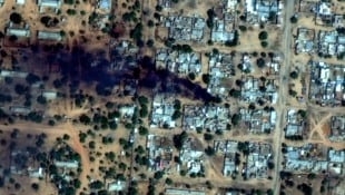 Rauch über Al-Fashir Ende Oktober, als die Stadt nach langer Belagerung erobert wurde. Forscher ...