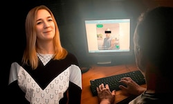 Helmut G. vor seinem Computer, er zeigt darauf das Profilbild, mit dem Clemens T. unter dem ...