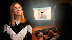 Helmut G. vor seinem Computer, er zeigt darauf das Profilbild, mit dem Clemens T. unter dem ...