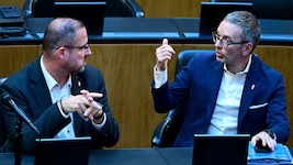 Die FPÖ (im Bild Generalsekretär Christian Hafenecker und Parteichef Herbert Kickl) hat einen ...