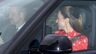 Die britische Prinzessin Kate und ihr Mann Prinz William mit den Kindern auf dem Weg zum ...