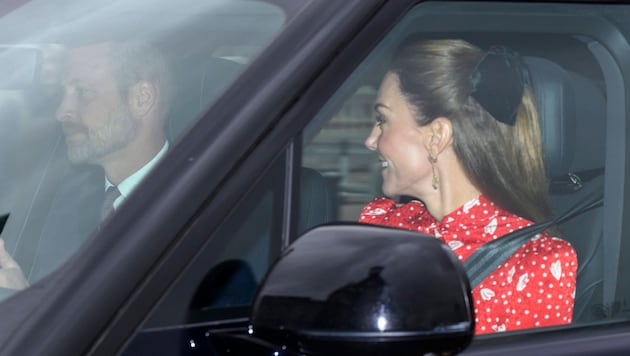 Die britische Prinzessin Kate und ihr Mann Prinz William mit den Kindern auf dem Weg zum ...