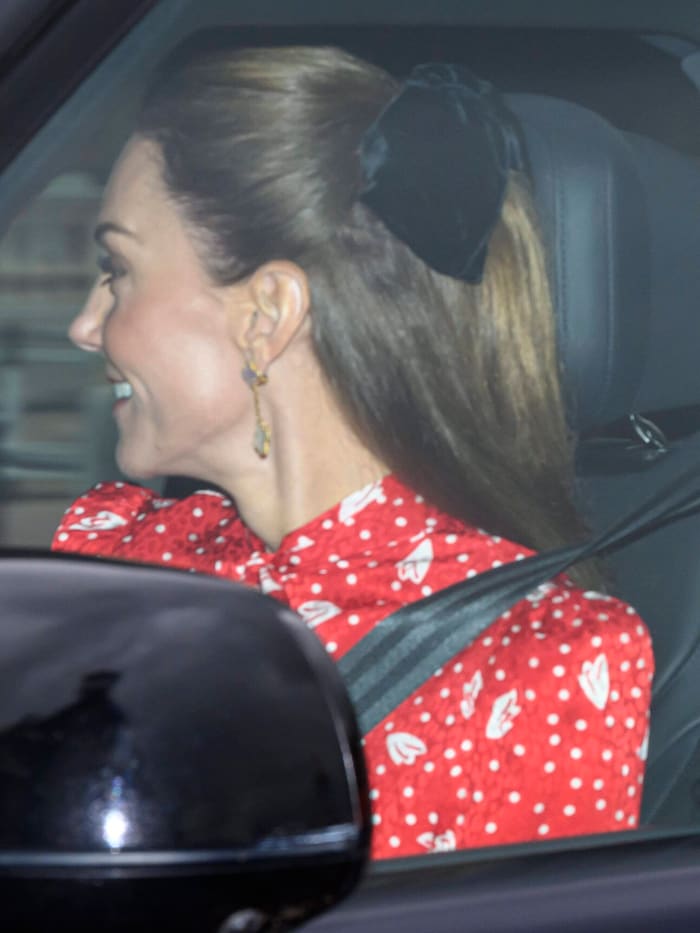 zeigten sich Mutter und Tochter in perfekt abgestimmten roten Outfits und beide mit Schleifen im ...