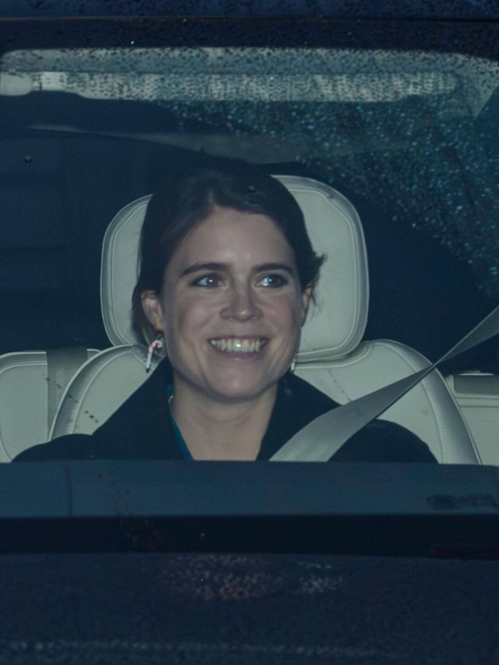 Eugenie zeigte sich verspielt mit niedlichen Zuckerstangen-Ohrringen.