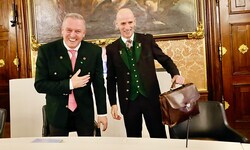 Finanzlandesrat Willibald Ehrenhöfer (ÖVP, rechts) mit FPÖ-Landeshauptmann Mario Kunasek