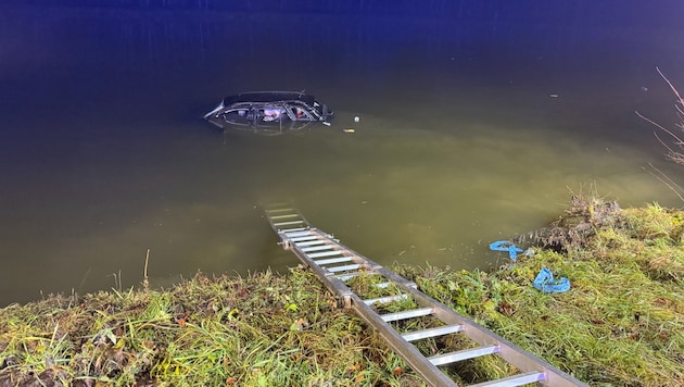 Das Auto versank fast vollständig.