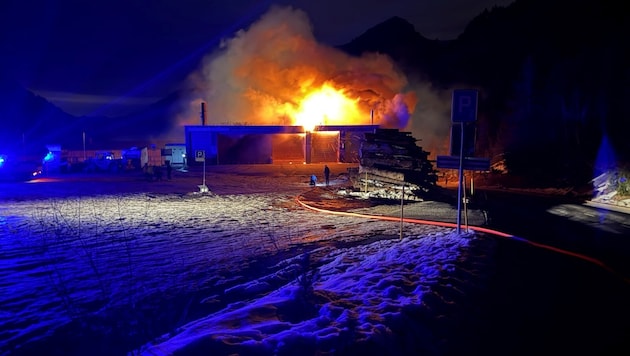 Das Heizkraftwerk stand in Flammen.