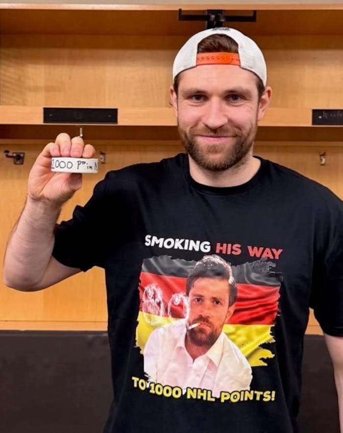 Leon Draisaitl feiert den 1000. Punkt in der Kabine im Tshirt der Kollegen.
