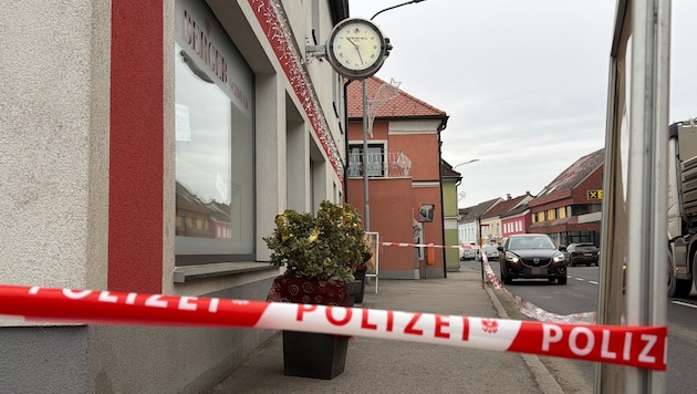 Mit Auto die Tür gerammt: Die beiden Täter flüchten mit der Beute.