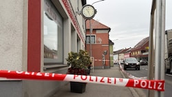 Mit Auto die Tür gerammt: Die beiden Täter flüchten mit der Beute.