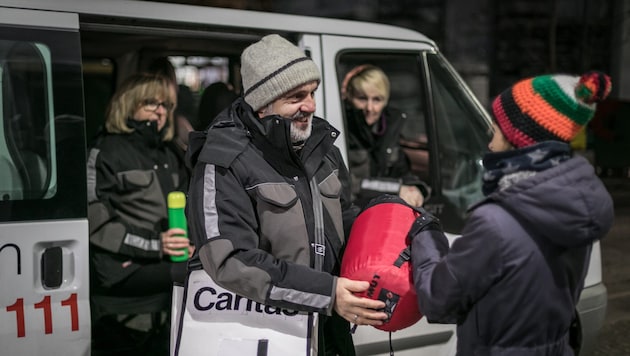 Die Freiwilligen vom Kältetelefon verteilen auch Schlafsäcke.