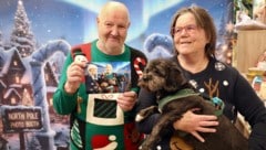 Im Rampenlicht: Gertrude und Gerhard mit ihrem tierischen Liebling „Pauli“.