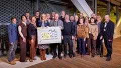 Kulturdirektorin Margot Nazzal (Sechste von links), Projektleiter Martin Honzik (re.) und ...