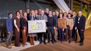 Kulturdirektorin Margot Nazzal (Sechste von links), Projektleiter Martin Honzik (re.) und ...