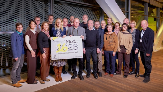 Kulturdirektorin Margot Nazzal (Sechste von links), Projektleiter Martin Honzik (re.) und ...