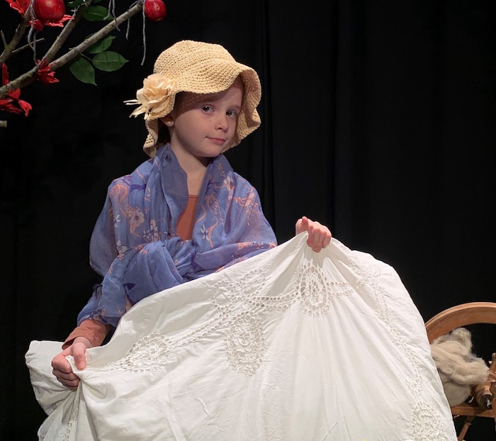 Gudrun Moser und Maria Schwarz führen im Theater Kornspeicher als Zwick und Zwack durch das ...