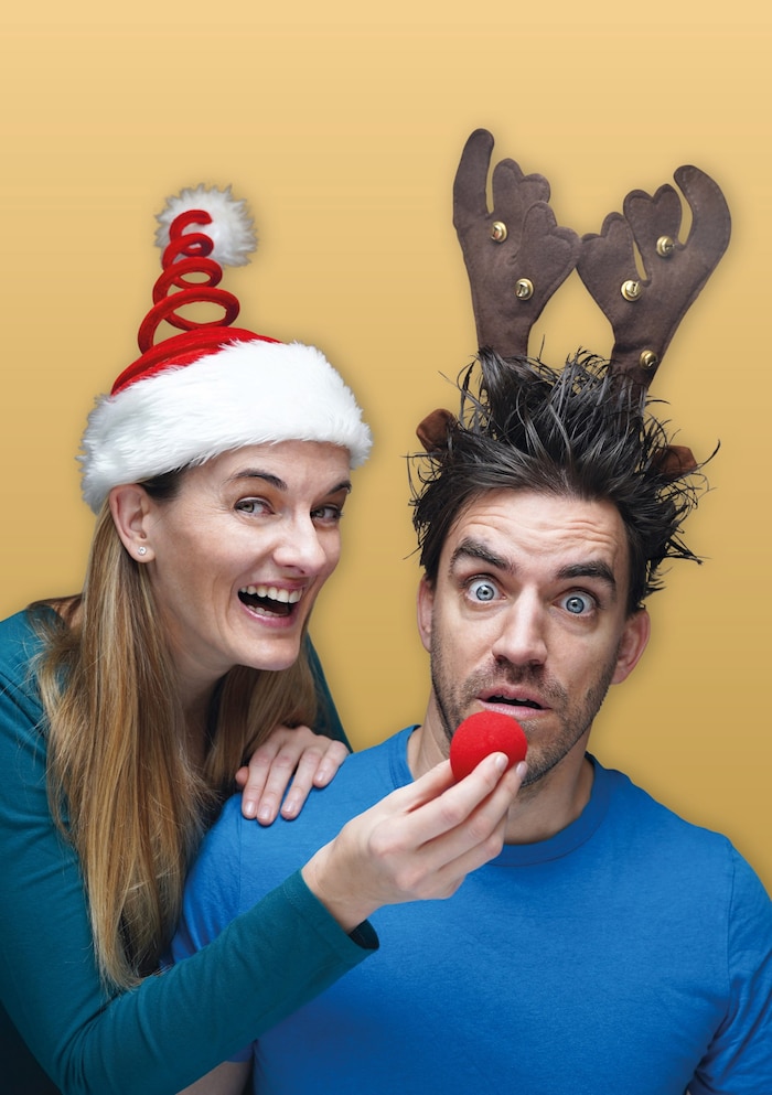 „Punschlos glücklich!“ sind BEquadrat im Gugg Theater Braunau. BEttina strahlt vor Verzückung ...