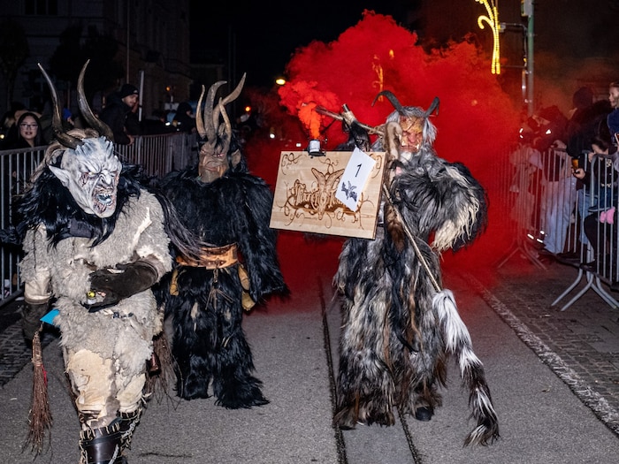 Trauner Krampus- und Perchtenlauf: Zum elften Mal ziehen Maskierte durch die Trauner Innenstadt ...